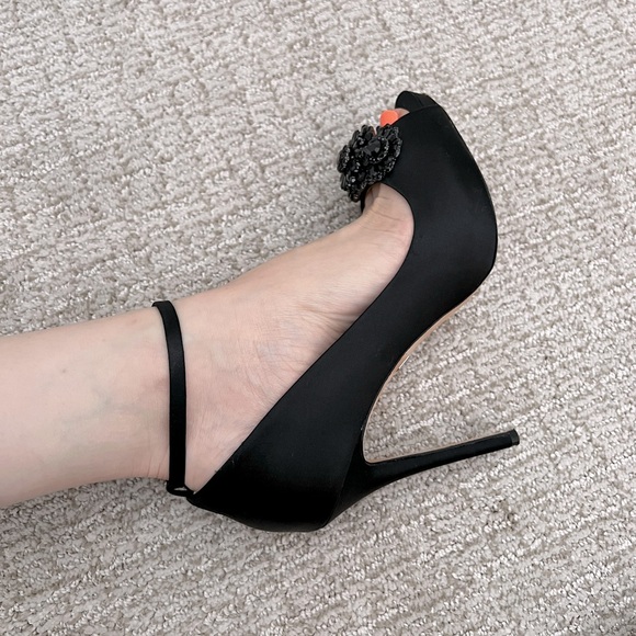 Elegant Black Peep-Toe Heels - Picture 5 of 11